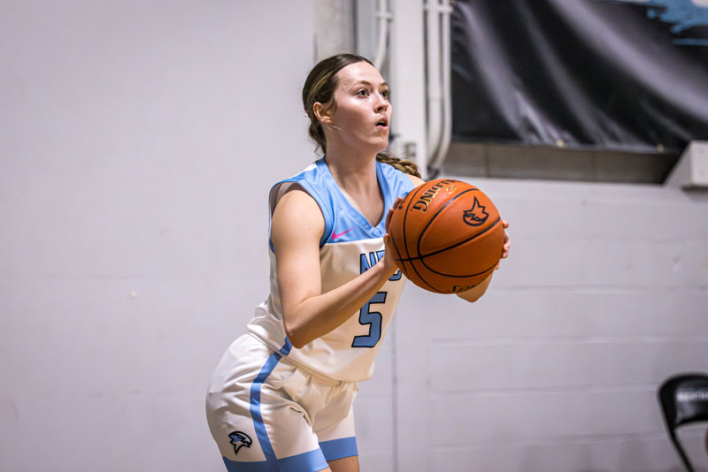 Daisy Dollar getting ready to shoot a basket.