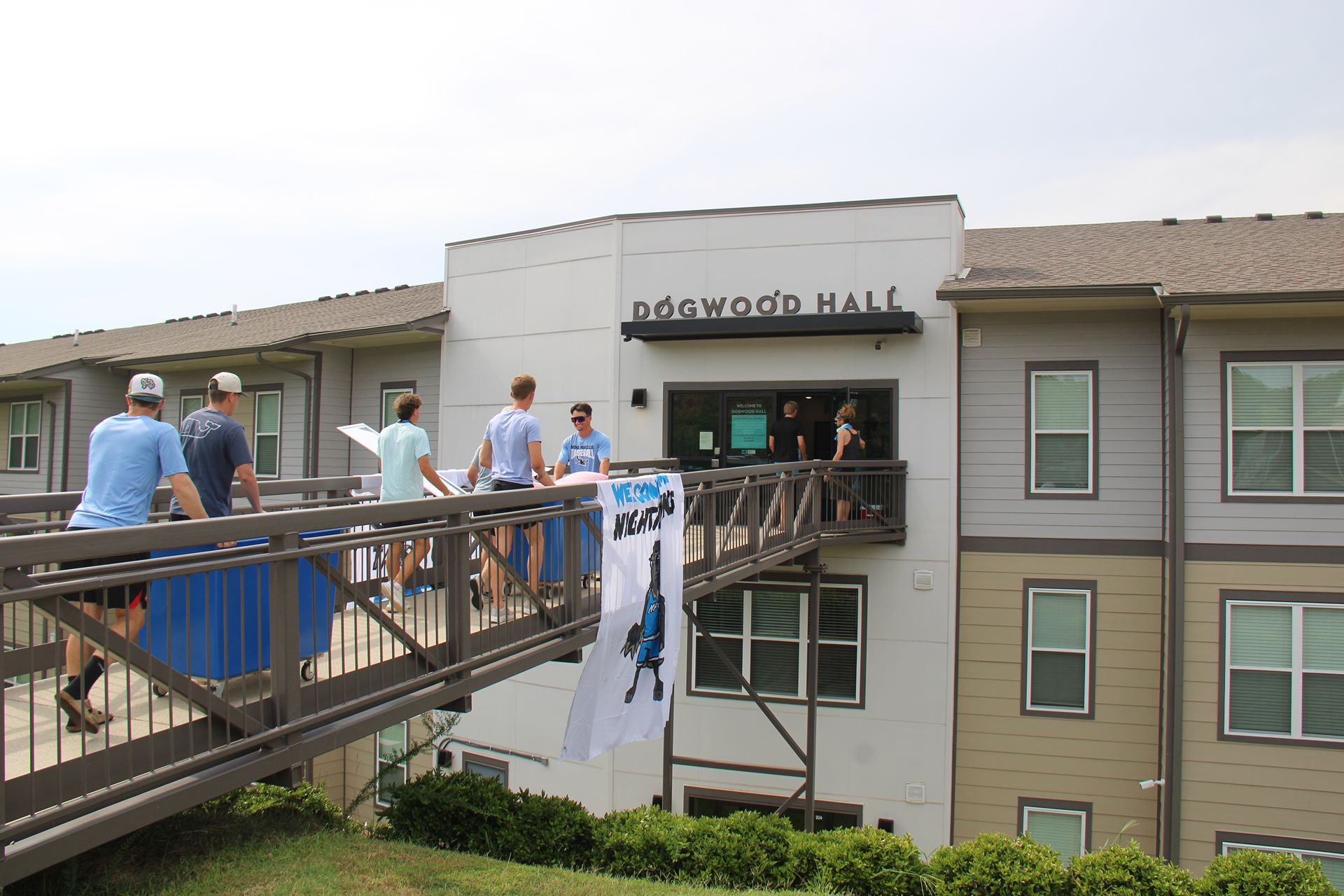 Students moving into Dogwood Hall